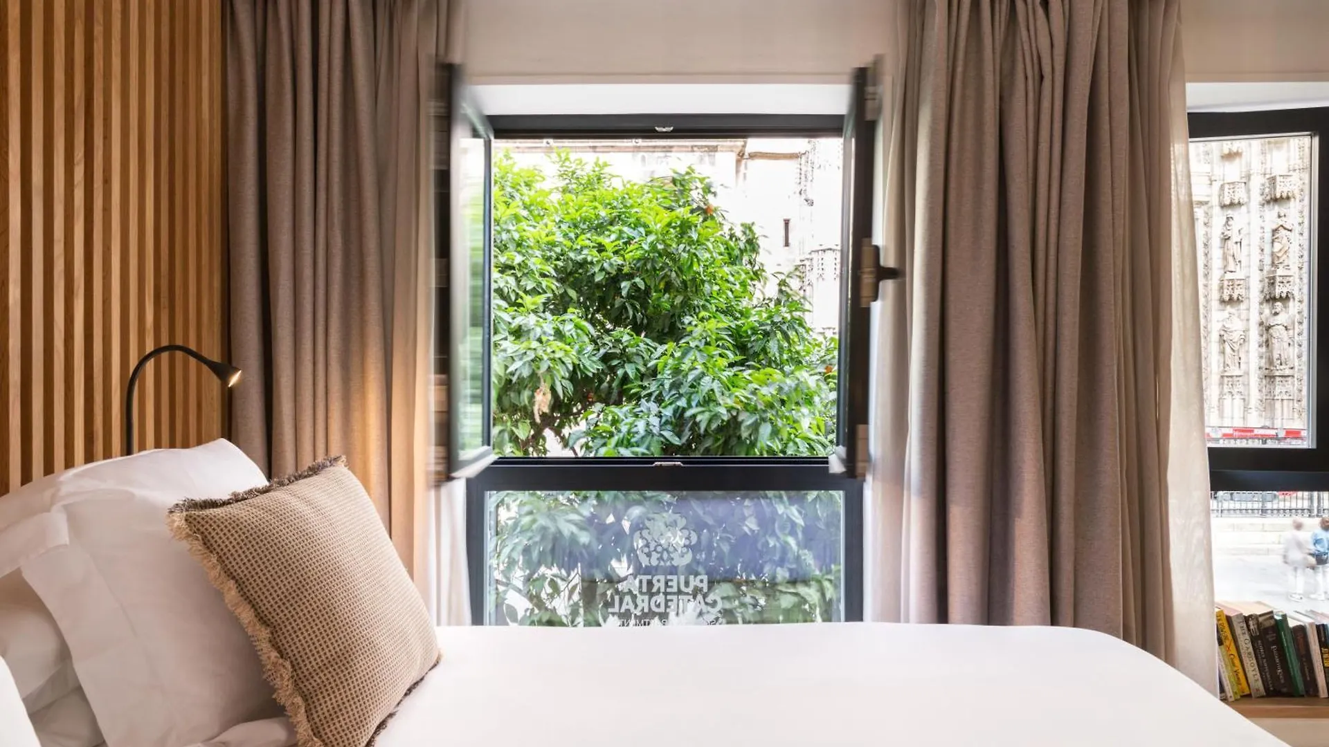 Puerta Catedral Suites Seville Apartment