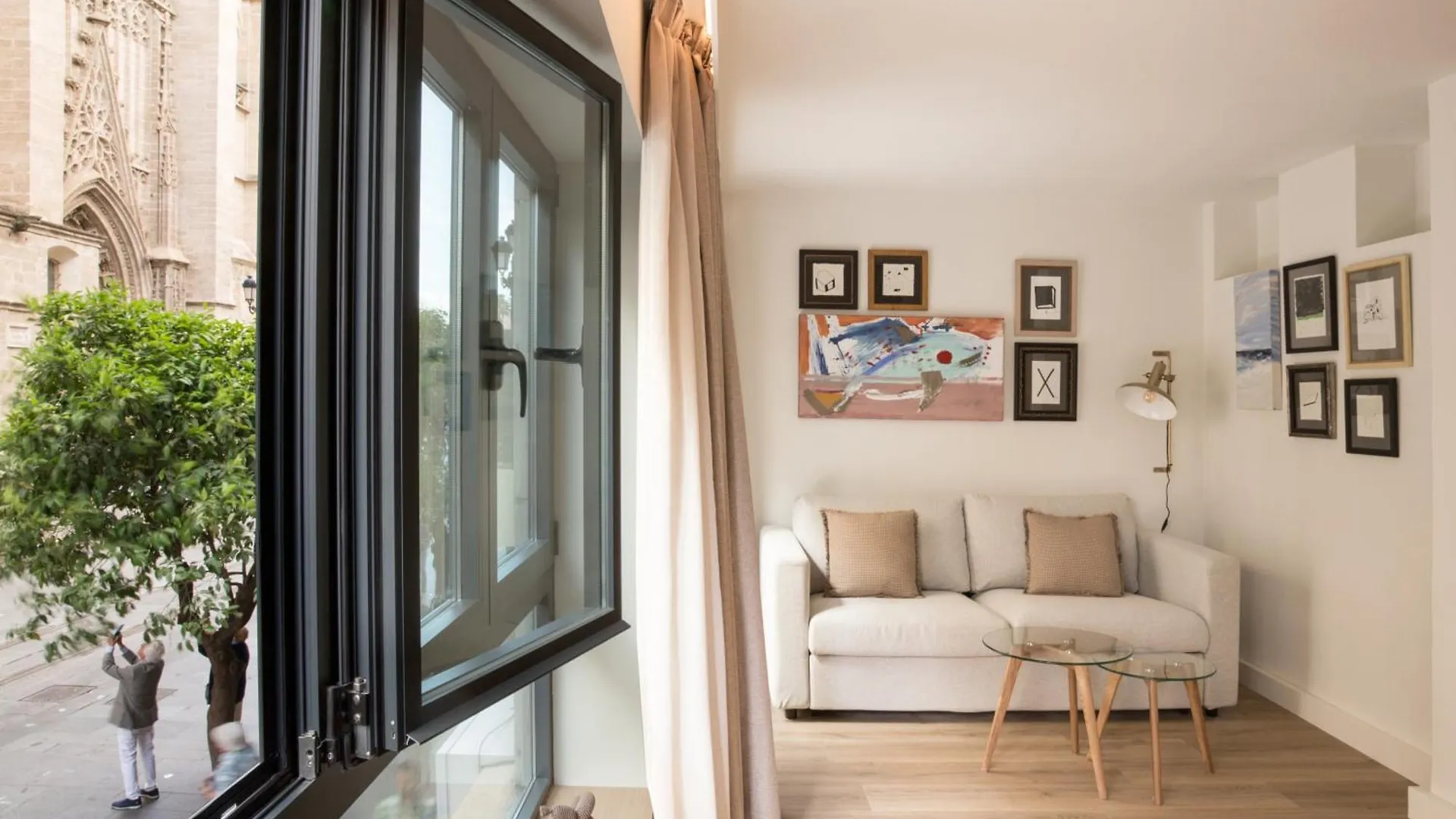 Puerta Catedral Suites Sevilla