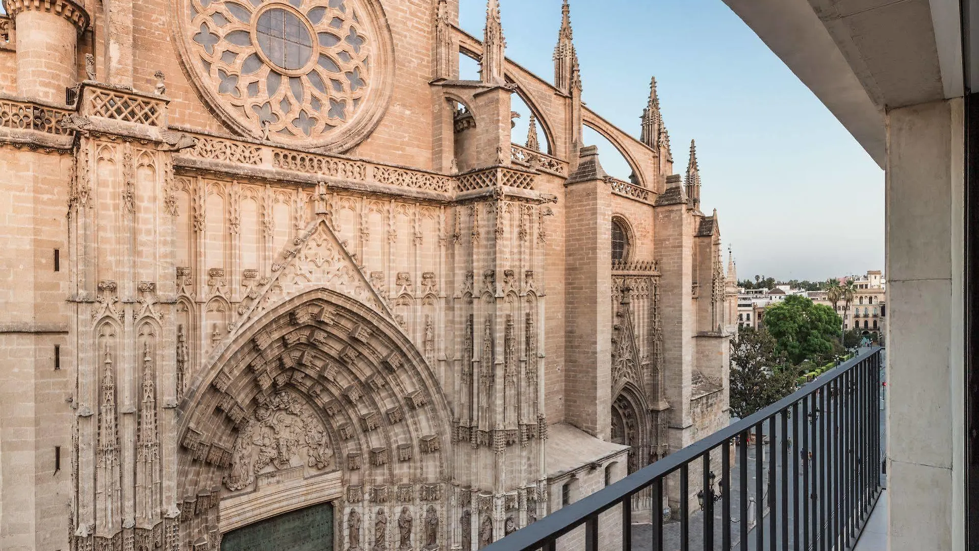 Puerta Catedral Suites Sevilla España