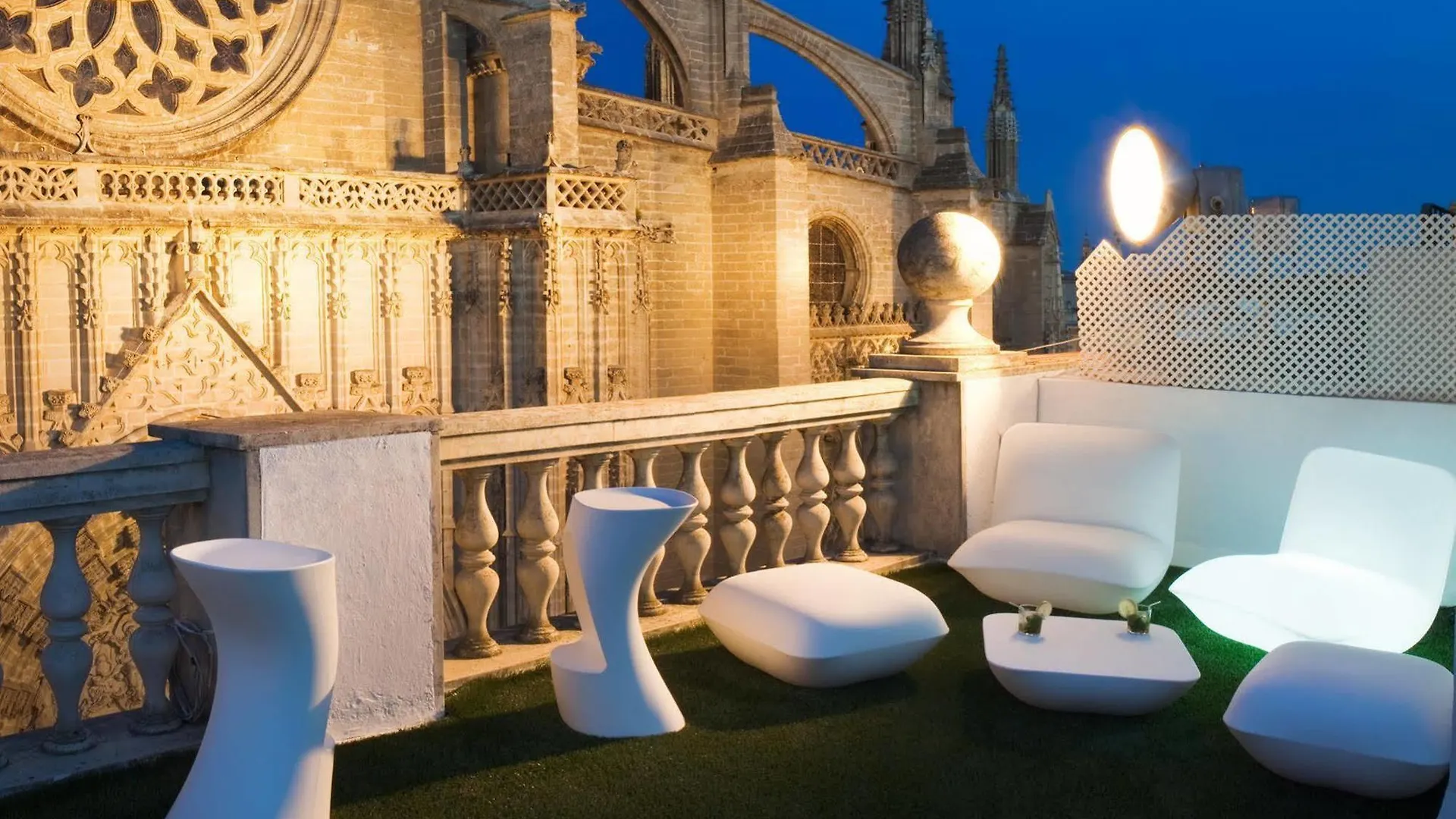 Puerta Catedral Suites Sevilla